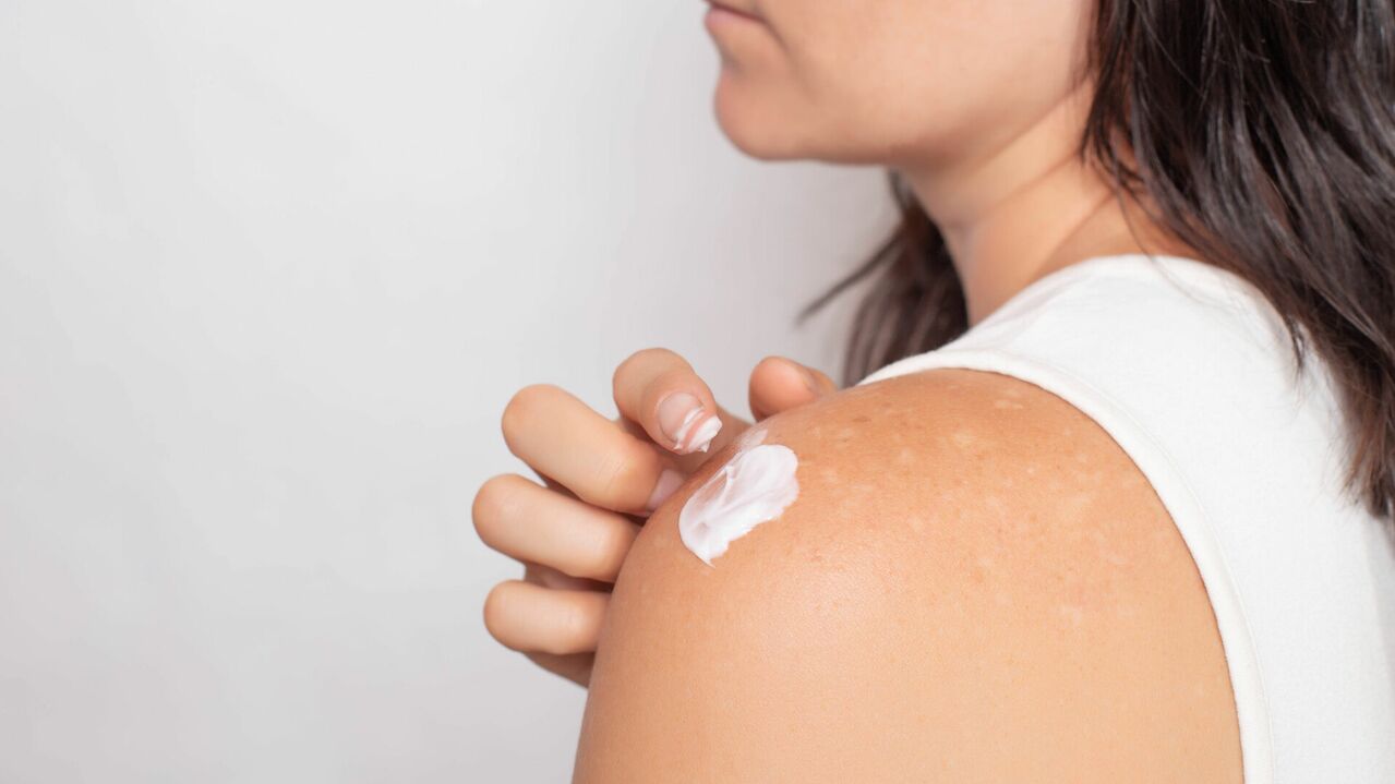 Application du gel hondroine de la douleur à l'articulation de l'épaule